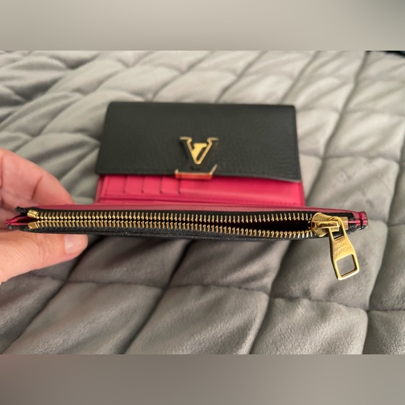 ♥️SOLD♥️ Authentic Louis Vuitton Capuchins Compact Wallet Noir - Picture 6 of 11